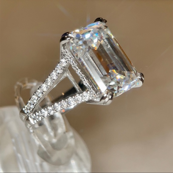 10ct Platinum “Queen” Ring - Emerald Cut - Picture 8 of 17